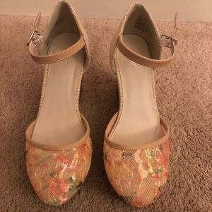 APT 9 mimosa floral wedges